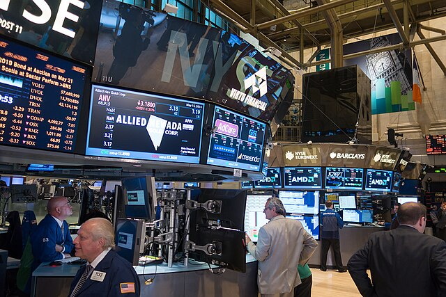 Dow Gains 300 Points as Trump Moves to Reopen Strait of Hormuz Shipping Dow Gains 300 Points as Trump Moves to Reopen Strait of Hormuz Shipping